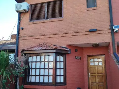 Duplex de muy buenas dimensiones con gran jardín.