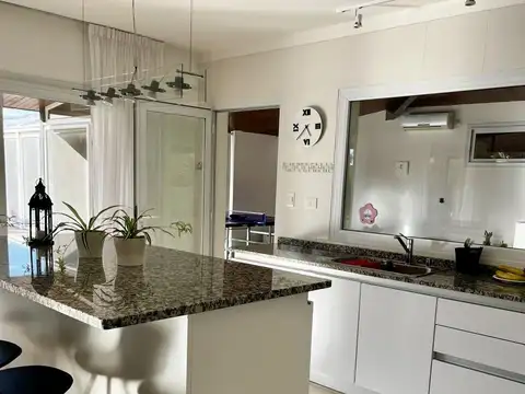 Casa 7 ambientes con 5 baños