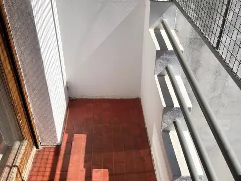 PERMUTA - DEPARTAMENTO DE 2 AMBIENTES C/ COCHERA + BALCON EN VENTA - MORON NORTE
