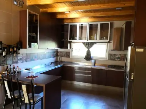 Casa de tres dormitorios, tres baños y amplio lote con salida al rio abierto. El Solar de Victo...