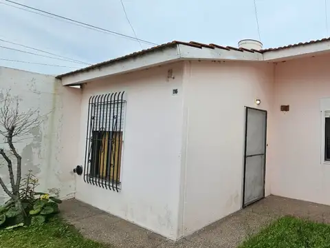 En Venta / Casa en  barrio  Centenario  de  3