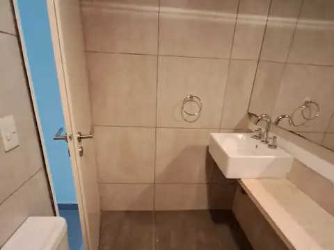 1 AMBIENTE DIVISIBLE CON COCHERA CUBIERTA CHICA.   CATEGORIA CON AMENITIES Y PILETA.
