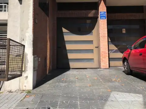 Cochera sobre Av San Martin  proxima Av Maipu