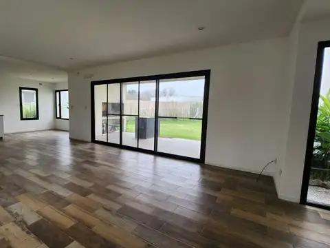 Casa 4 ambientes con 3 baños