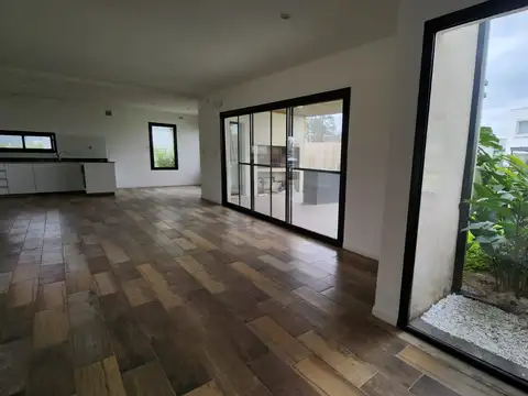 Casa 4 ambientes a la venta en Barrio Santo Tomás