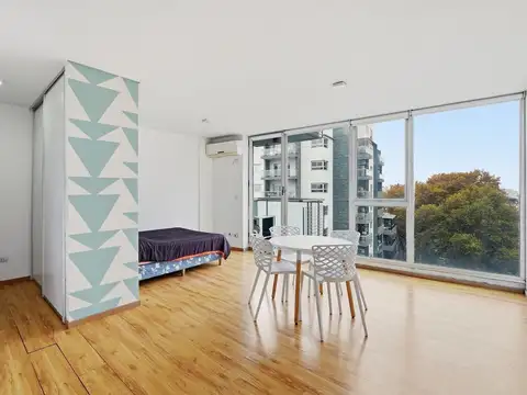 Monoambiente con balcón y amenities muy luminoso en venta en Almagro
