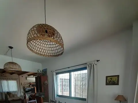 Casa 6 ambientes con 2 baños