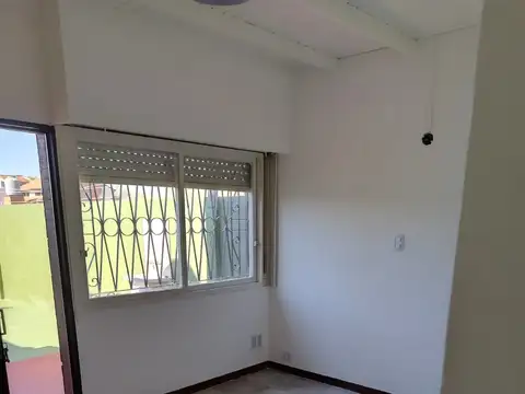 PH de 3 Ambientes con Patio. Dormitorio. Balcon. Entrepiso. Sin Expensas. Posesión Inmediata