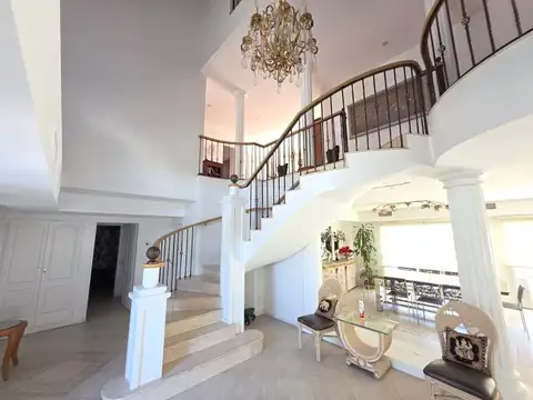 Casa 6 ambientes con 5 baños