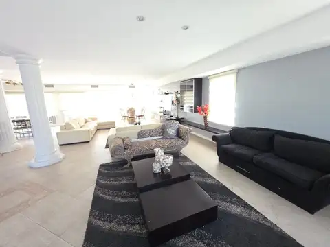 Casa en Venta con 4 cocheras
