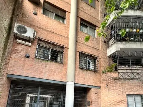 Alquilo Departamento tres ambientes con balcón  Colegiales amoblado con servicios incluidos