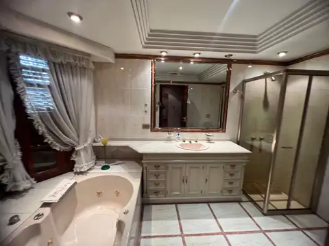 EN VENTA EN CIUDAD JARDIN GRAN CHALET CON 4 DORMITORIOS A MTS. DE LA PLAZA DEL AVION - FICHA 10232