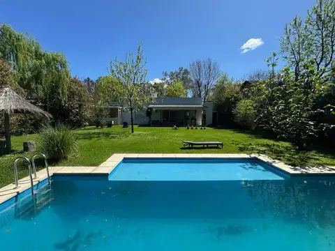 Casa 4 ambientes con 2 baños