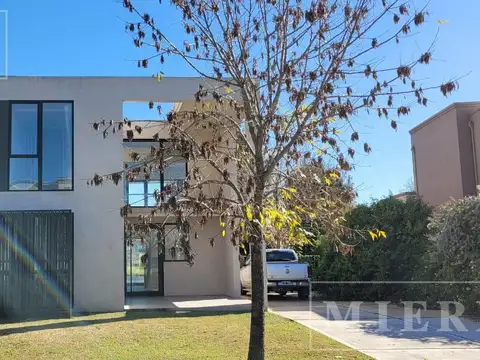 Casa en venta CON RENTA sobre lote a la laguna  en El Cantón Golf