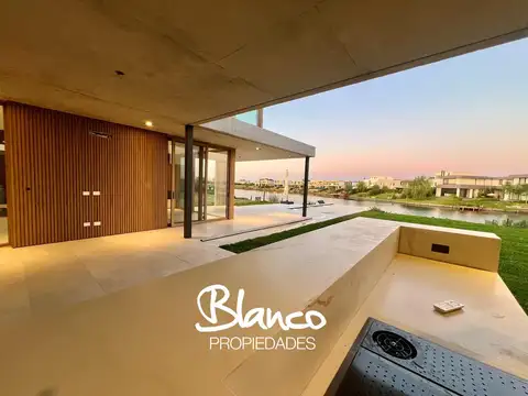 Casa 6 ambientes con 5 baños