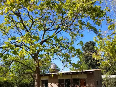 CASA EN ALQUILER ANUAL DE 2 AMBIENTES EN DEL VISO, CON PARQUE