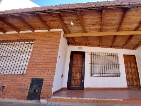 VENTA CASA 3 AMBIENTES CON PARQUE EN BERNAL