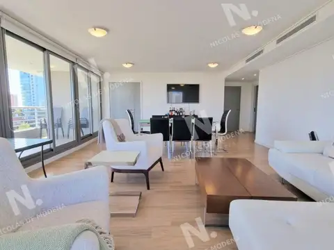 Apartamento esquinero en Alexander Boulevard, 3 Suites, terraza al frente