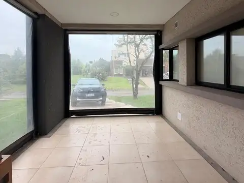 Casa en Alquiler con 6 cocheras