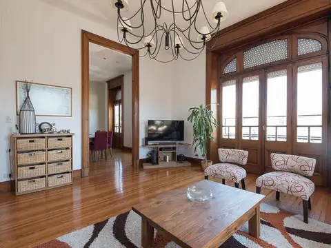Semipiso antiguo en esquina, reciclado, impecables detalles. Amplios y luminosos ambientes.
