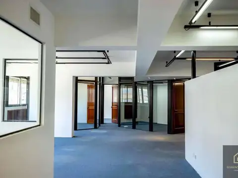 SE ALQUILA EXCELENTE OFICINA DE 260 m2 CON 5 COCHERAS EN DIAGONAL SUR, PISO ALTO, SUPER LUMINOSA 