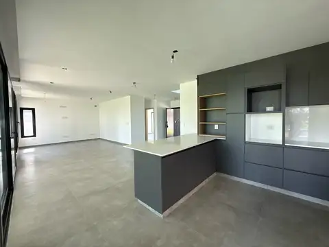 Casa 6 ambientes con 5 baños