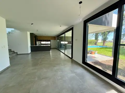 Casa 6 ambientes con 5 baños