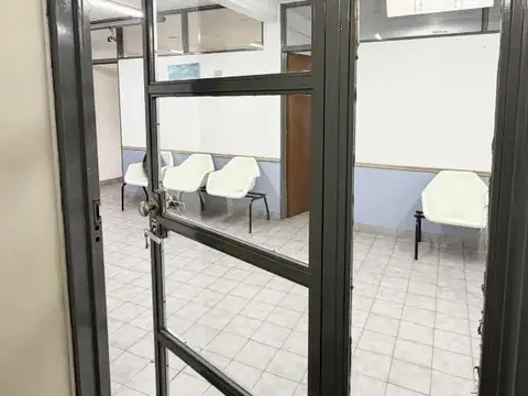 CONSULTORIOS, OFICINAS EN 1º PISO