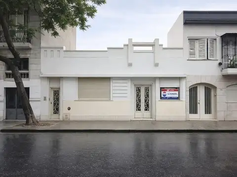 Casa dos dormitorios, terraza. Apta uso comercial