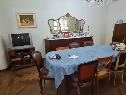 Casa dos dormitorios, terraza. Apta uso comercial