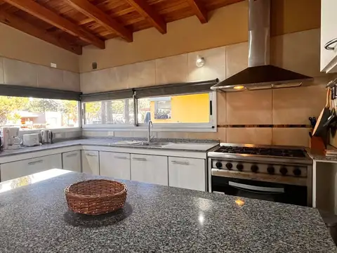 CASA EN VENTA. BARRIO DEPORTIVA. COSTA ESMERALDA