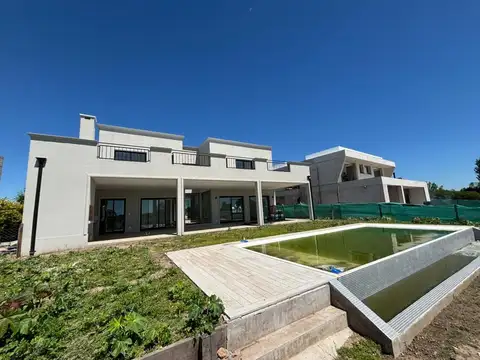 Casa en venta a la laguna y al Golf en B. Islas, El Cantón.