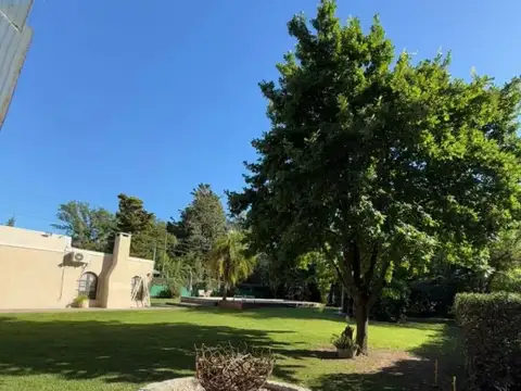 Casa en Venta con 3 cocheras