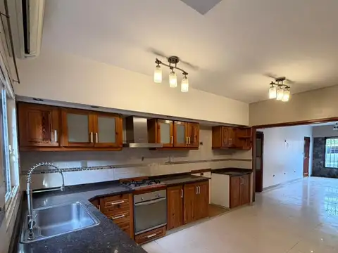 CASA 3 AMB CON PILETA MAS DEPTO DE 2 AMB CON GARAGE - SAN MARTIN-