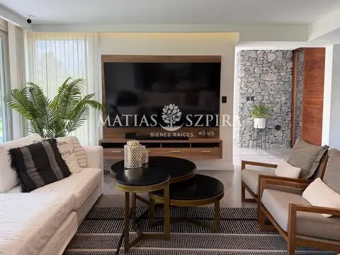 Casa en Venta con 2 cocheras