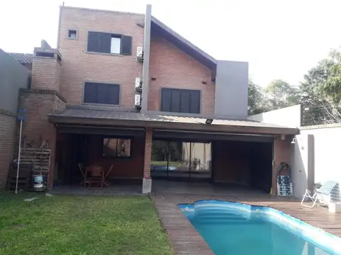 Excelente casa en 3 plantas con fondo y pileta