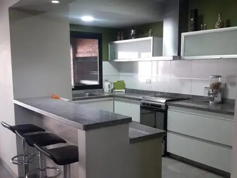 Excelente casa en 3 plantas con fondo y pileta
