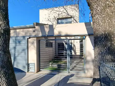 CASA 5 AMBIENTES CON QUINCHO Y PILETA- LIBERTAD - MERLO