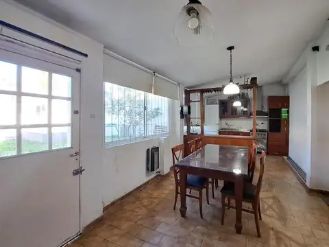 CASA 5 AMBIENTES CON QUINCHO Y PILETA- LIBERTAD - MERLO