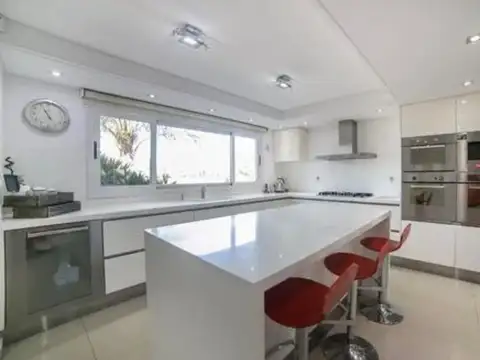 Casa 7 ambientes con 6 baños