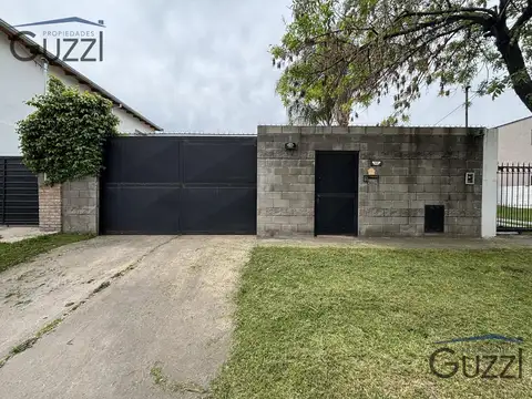 CASA A LA VENTA DE 2 AMBIENTES Y MEDIO, EXTENSO JARDIN DELANTERO, PISCINA, EN DON TORCUATO.