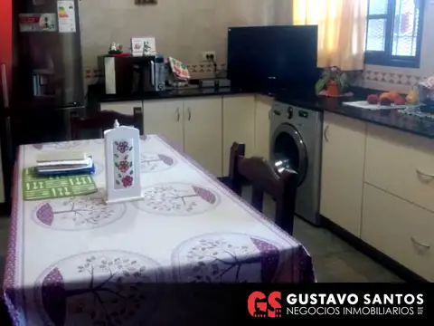 Amplia casa con local en Lanus
