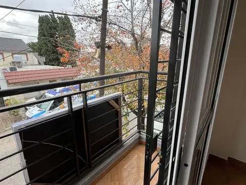 Departamento 2 amb amplios con balcón al frente