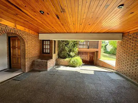Casa 8 ambientes con 4 baños