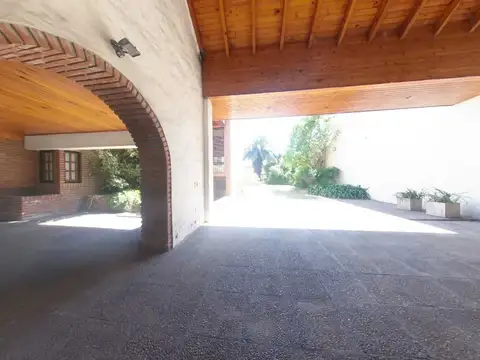 CASA VENTA LA PLATA 4 DORMITORIOS QUINCHO PILETA