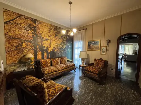 Casa de estilo con amplio Parque, Pileta y Quincho. En inmejorable zona.