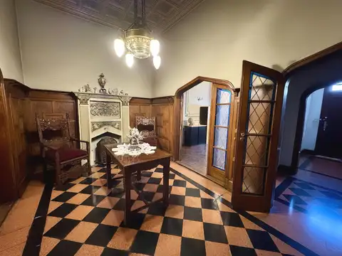 Casa de estilo con amplio Parque, Pileta y Quincho. En inmejorable zona.