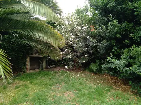 Casa en Olivos próximo Av Maipú. Gran jardín.