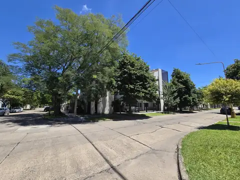 PATRICIO CULLEN al 6900 (esq. O. BONEO) con alarma sobre ingresos  e iluminacion