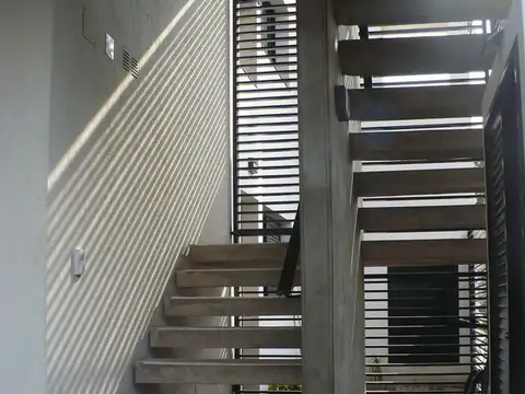 PATRICIO CULLEN al 6900 (esq. O. BONEO) con alarma sobre ingresos  e iluminacion